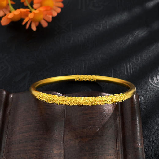 【限时克减150元】足金999.9 #复古风 古法空心固口圆管卷草纹手镯（面宽约4-4.4mm，厚约3.6mm）(GFSZW00180-04)（预售产品下单后不退款不退货不换货不补差价） 商品图1