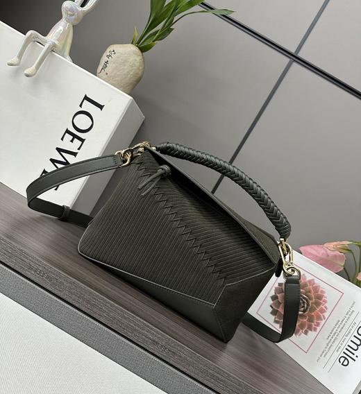 LOEWE罗意威新版本小号柔软牛皮革和磨砂PuzzleEdge手袋（MM） 商品图1