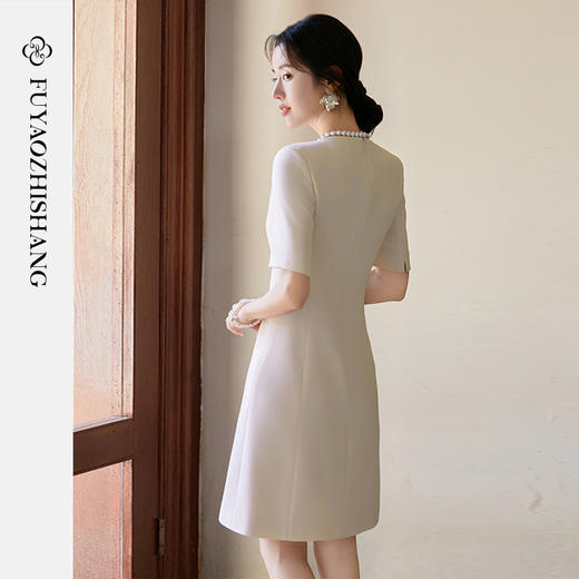 FUYAO扶摇 杏色连衣裙女2025夏季国风盘扣女裙高级感醋酸圆领裙子 商品图4