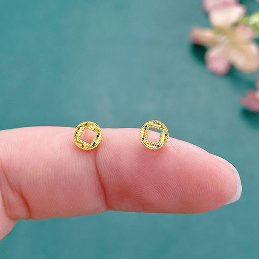 【限时克减150元】足金999 （足金999字印）5G黄金鱼鳞金币耳钉（配胶塞）(5GES00843)（预售产品下单后不退款不退货不换货不补差（预售产品下单后不退款不退货不换货不补差 商品图2