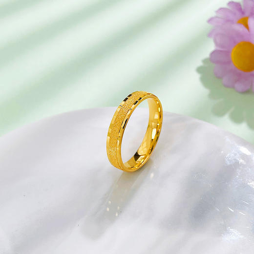 【限时克减150元】足金999.9 固口戒指 【精品】实心光影交织砂面圈戒极简系列圈戒（面宽约3.7-4.1mm）(AVJZ00002)（预售产品下单后不退款不退货不换货不补差价 商品图0