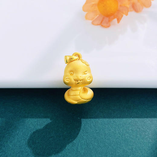 【限时7.5折】【定价黄金】足金 #生肖 #蛇年新品 【精品】3D硬金空心俏皮鬼脸蛇宝宝吊坠(AR3DDZ00220)预售产品下单后不退款不退货不换货不补差价 商品图0