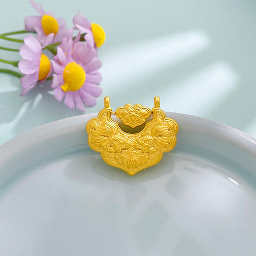 【限时克减150元】足金 【精品】3D硬金仿古法双面连年有余双鱼锦鲤锁包莲花平安如意锁包吊坠(AU3DDZ00005-1)（预售产品下单后不退款不退货不换货不补差价） 商品图0