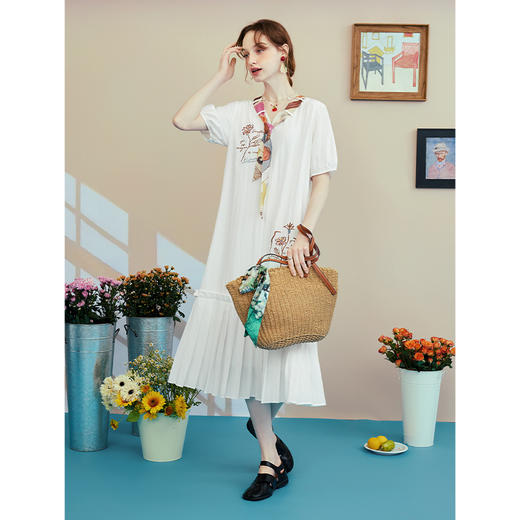 两三事 空谷迷香 2025夏季新款复古印花绑带领绣花百褶裙摆连衣裙 商品图3