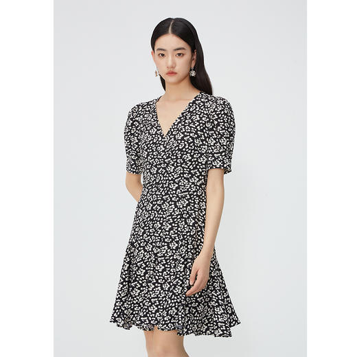 NEELLY纳俪商场同款夏新款黑白碎花连衣裙女短袖V领法式优雅长裙N25044Y14421 商品图1