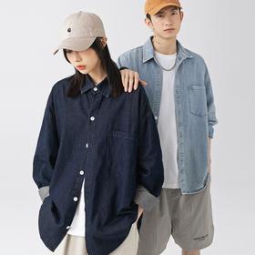 【夏季服饰丨吾家男女同款牛仔外套 】选用牛仔面料，舒适透气不沉闷，胸前立体口袋设计，方便实用，简约基础版型，穿搭方便自由，单穿叠穿都很好看，出门搭配任意裤子或者裙子都能很惊艳