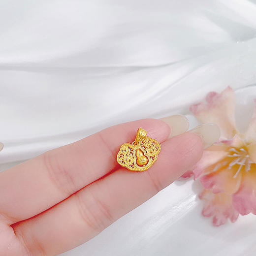 【限时7.5折】【定价黄金】足金999 #时来运转 #葫芦 5G黄金镂空花丝福禄葫芦如意锁锁包吊坠（葫芦可转动）(AG5GDZ00225)（预售产品下单后不退款不退货不换货不补差价） 商品图2