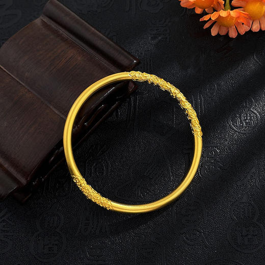 【限时克减150元】足金999.9 #复古风 古法空心固口圆管卷草纹手镯（面宽约4-4.4mm，厚约3.6mm）(GFSZW00180-04)（预售产品下单后不退款不退货不换货不补差价） 商品图3