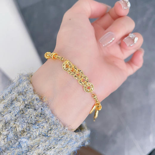 【限时克减128元】足金999#碎碎冰 #招财进宝 5G黄金碎闪金招财铜钱造型金币手链光芒闪耀暴富方牌吊饰金币跑环AB调节手链(AE5GSL00189)预售产品下单后不退款不退货不换货不补差价 商品图0