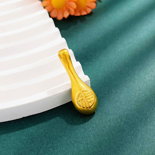 【限时7.5折】【定价黄金】足金 #儿童/宝宝 【精品】3D硬金仿古法衣食无忧福字金汤匙吊坠鱼跃龙门锦鲤金勺子吊坠(AU3DDZ00002)（预售产品下单后不退款不退货不换货不补差价） 商品图1