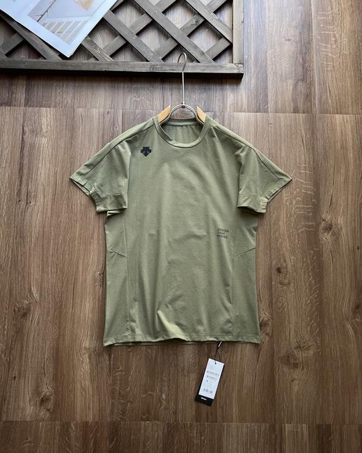 点此购买 迪桑特TRAINING系列综训TOUGH男士短袖T恤 xj 315380 商品图1