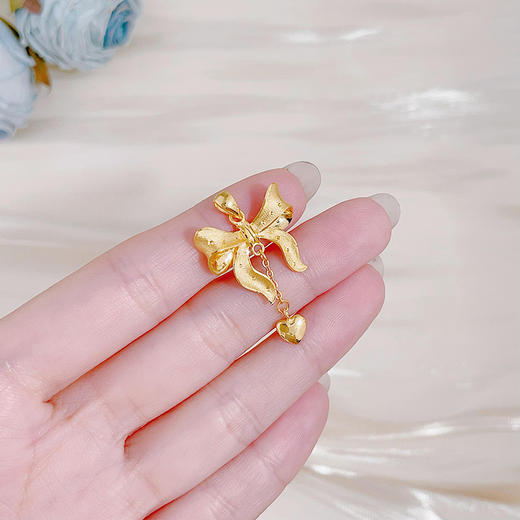 【限时克减150元】足金999.9 #在逃公主  【精品】镂空甜美少女心公主蝴蝶结爱心流苏吊坠(AWWDZ00170)（预售产品下单后不退款不退货不换货不补差价） 商品图3