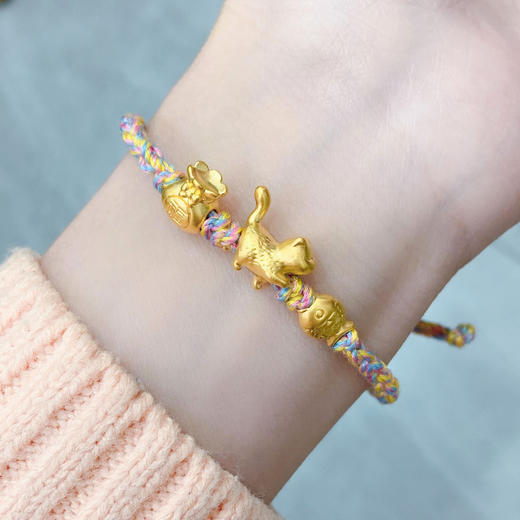 【限时7.5折】【定价黄金】足金 #福袋 #招财纳福 无氰5D硬金空心年年有余小金鱼招财猫钱袋子间款编织绳调节手链成品手串（成人佩戴）(AA5DSC00075)（预售产品下单后不退款不退货不换货不补差 商品图2