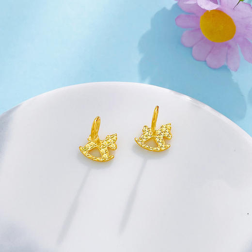 【限时克减150元】足金999 #卡通 #CNC 5G黄金实心童趣鱼鳞木马马上有钱黄金摇摇马耳饰耳钉(AG5GES00285)（预售产品下单后不退款不退货不换货不补差价） 商品图1
