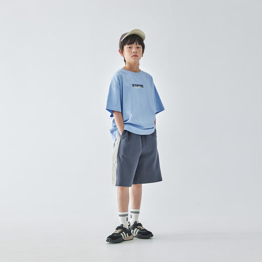 【代发】男童撞色拼接五分裤 蓝汽水夏季亲子款慵懒风平纹肌理针织短裤深灰色 商品图1