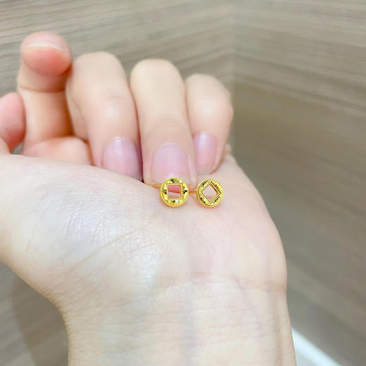 【限时克减150元】足金999 （足金999字印）5G黄金鱼鳞金币耳钉（配胶塞）(5GES00843)（预售产品下单后不退款不退货不换货不补差（预售产品下单后不退款不退货不换货不补差 商品图4