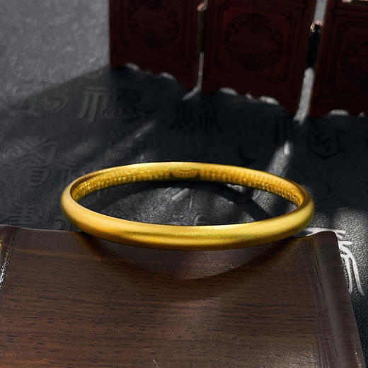 【限时克减150元】足金999.9 古法空心素圈光圈固口内心经泥鳅背手镯（面宽约5.6-6mm，厚约3.9mm）(GFSZW00168-01)（预售产品下单后不退款不退货不换货不补差价） 商品图1
