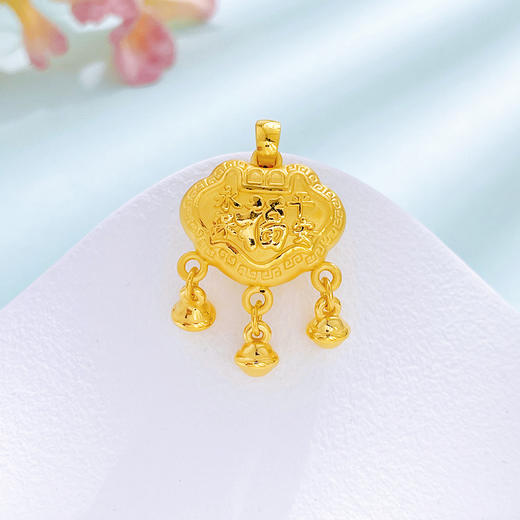【限时7.5折】【定价黄金】足金 3D硬金空心长命富贵如意锁包永保平安回纹铃铛锁包吊坠(AR3DDZ00204)（预售产品下单后不退款不退货不换货不补差价）（预售产品下单后不退款不退货不换货不补差价） 商品图0