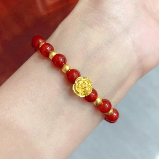 【限时7.5折】【定价黄金】足金 #微硬金  无氰5D硬金邂逅爱情浪漫玫瑰花小金珠红玛瑙圆珠手链弹力绳手串(AA5DSC00072)（预售产品下单后不退款不退货不换货不补差价） 商品图2