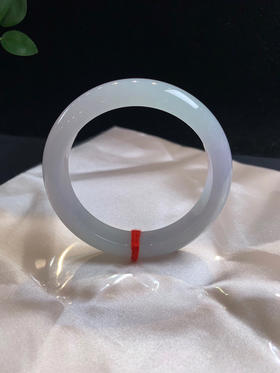 612705，55.5 淡紫罗兰手镯，整圈隐隐约约带些紫底，整条润润的，干净清新淡雅