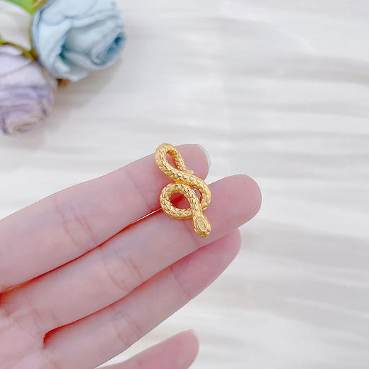 【限时7.5折】【定价黄金】足金 #蛇年新品 #生肖 3D硬金空心蛇年生肖金蛇起舞吊坠(V3DDZ00276)（预售产品下单后不退款不退货不换货不补差价） 商品图3