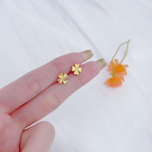 【限时克减150元】足金999.9 【精品】实心鱼鳞间镭射小幸运心形四叶草耳饰耳钉(AWWES00268)（预售产品下单后不退款不退货不换货不补差价 商品图2