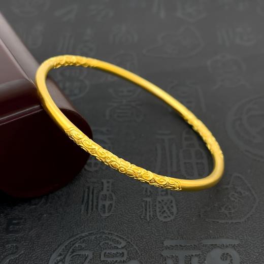 【限时克减150元】足金999.9 古法空心固口圆棍卷草纹三边如意手镯(面宽约3-3.4mm)(AIGFSZ00809)（预售产品下单后不退款不退货不换货不补差价） 商品图0