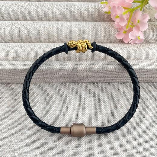 【限时7.5折】【定价黄金】足金 #生肖 #蛇年新品 3D硬金烤漆蛇年生肖手链招财卷卷蛇灵蛇黑皮绳不可调节成品手串（扣为合金，成人佩戴）(AJ3DSC00261) 商品图1