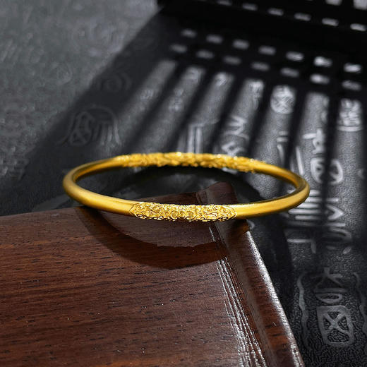 【限时克减150元】足金999.9 #复古风 古法空心固口圆管卷草纹手镯（面宽约3.4-3.8mm，厚约2.9mm）(GFSZW00180-02)（预售产品下单后不退款不退货不换货不补差价） 商品图1