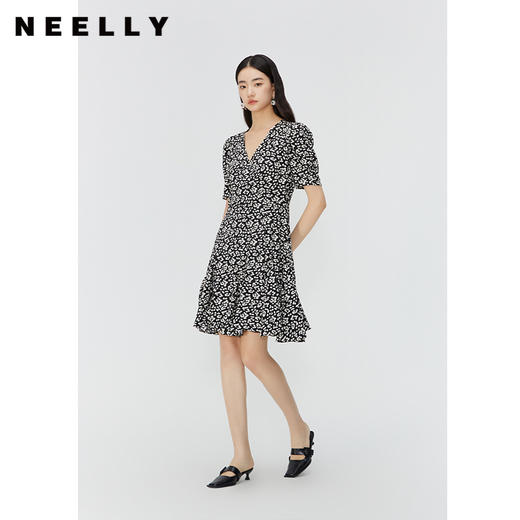 NEELLY纳俪商场同款夏新款黑白碎花连衣裙女短袖V领法式优雅长裙N25044Y14421 商品图0