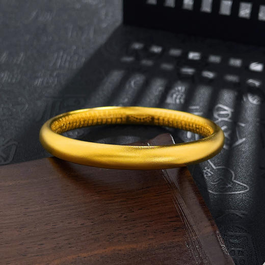 【限时克减150元】足金999.9 #复古风 古法空心固口内心经佛莲泥鳅背手镯（面宽约7.4-7.8mm，厚约5mm）(GFSZW00168-03) 商品图1