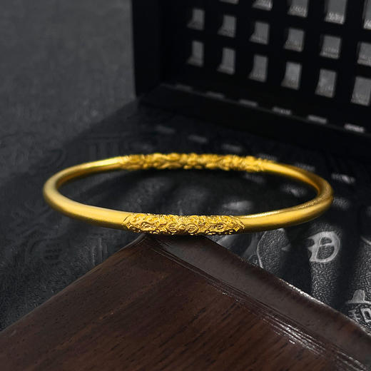 【限时克减150元】足金999.9 古法实心固口圆管卷草纹手镯（面宽约3.8-4.2mm）(GFSZW00179-03)（预售产品下单后不退款不退货不换货不补差价） 商品图2