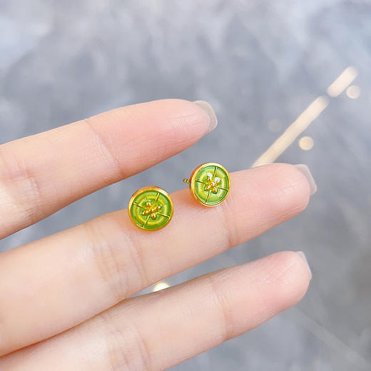 【限时克减150元】足金999  #低温珐琅 【精品】5G黄金实心春绿玑镂珐琅繁花花窗如意纹圆形耳饰耳钉（配胶塞）(AU5GES00012)（预售产品下单后不退款不退货不换货不补差价 商品图2