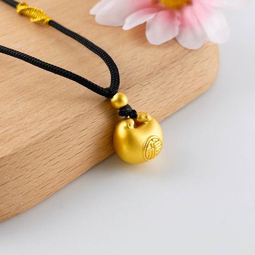 【限时7.5折】【定价黄金】足金 #小胖福 #招财进宝 3D硬金空心双面福字锁包小金坨挂绳吊坠小胖福平安锁吊坠成品项链（含珠子）(AA3DDZ00035)（预售产品下单后不退款不退货不换货不补差价） 商品图1