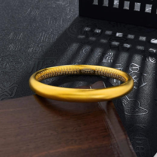 【限时克减150元】足金999.9 #复古风 古法空心固口内心经佛莲泥鳅背手镯（面宽约7.4-7.8mm，厚约5mm）(GFSZW00168-03) 商品图2