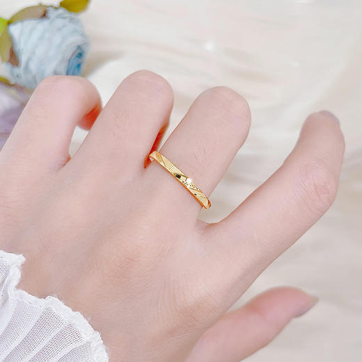 【限时克减150元】足金999 5G黄金实心镜面金固口斜纹仿钻圈戒(BE5GJZ00054)预售产品下单后不退款不退货不换货不补差价 商品图0