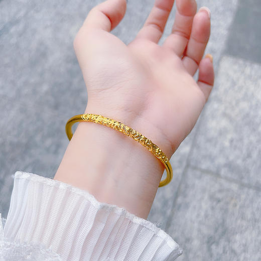 【限时克减150元】足金999.9 古法实心固口圆管卷草纹手镯（面宽约3.8-4.2mm）(GFSZW00179-03)（预售产品下单后不退款不退货不换货不补差价） 商品图0