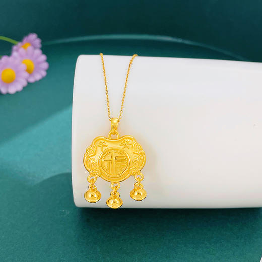 【限时克减150元】足金 3D硬金空心铃铛平安快乐福字锁包吊坠（不含链）(AR3DDZ00193)（预售产品下单后不退款不退货不换货不补差价）（预售产品下单后不退款不退货不换货不补差价） 商品图0