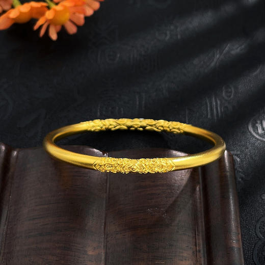 【限时克减150元】足金999.9 #复古风 古法空心固口圆管卷草纹手镯（面宽约4-4.4mm，厚约3.6mm）(GFSZW00180-04)（预售产品下单后不退款不退货不换货不补差价） 商品图2