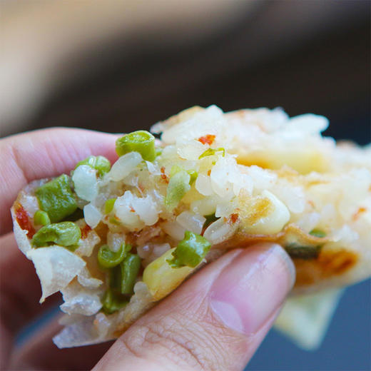 腊肠五彩/乌米豇豆饼 | 手工制作春卷皮 海南脆嫩长豇豆 新鲜食材黄金配比 外皮酥脆 馅料软糯鲜香 便捷早餐美味随享 商品图1