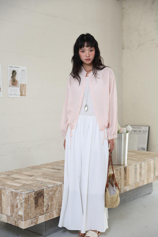 【谷小悠·天丝亚麻立领衬衫】韩国小众设计师款，小心机设计不会撞衫 天丝十亚麻质感，飘逸轻盈，舒适藏肉，久穿不 易变形 下摆的系带设计，上身很显慵懒文艺感哦 商品图3