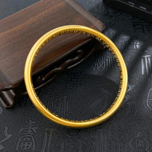 【限时克减150元】足金999.9 #复古风 古法空心固口福运绵长内百福泥鳅背手镯（面宽约6.4-6.8mm，厚约4.5mm）(GFSZW00169-01)（预售产品下单后不退款不退货不换货不补差价） 商品图3