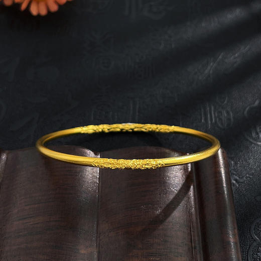【限时克减150元】足金999.9 #复古风 古法实心固口圆管卷草纹手镯（面宽约2.5-2.9mm）(GFSZW00179-01)（预售产品下单后不退款不退货不换货不补差价） 商品图2