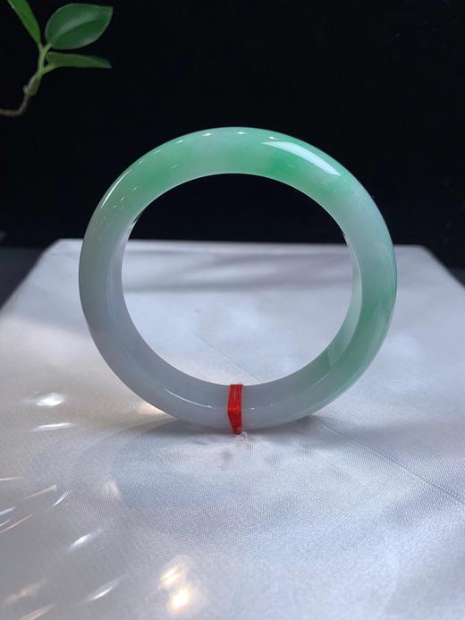 612702，55绿底正圈手镯，一半带绿底，颜色过渡非常自然，干净清新 商品图2