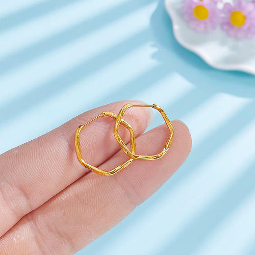 足金999 （足金999字印）5G黄金空心几何形极简系列多边形耳饰卡扣耳圈(AV5GES00016)（预售产品下单后不退款不退货不换货不补差价）（预售产品下单后不退款不退货不换货不补差价） 商品图2