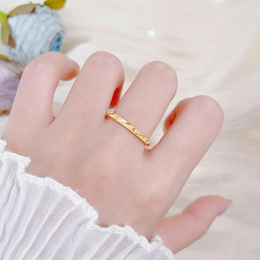 【限时克减150元】足金999 5G黄金实心固口车花斜纹圈戒(BE5GJZ00050)预售产品下单后不退款不退货不换货不补差价 商品图0