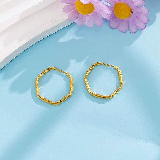 足金999 （足金999字印）5G黄金空心几何形极简系列多边形耳饰卡扣耳圈(AV5GES00016)（预售产品下单后不退款不退货不换货不补差价）（预售产品下单后不退款不退货不换货不补差价） 商品图1