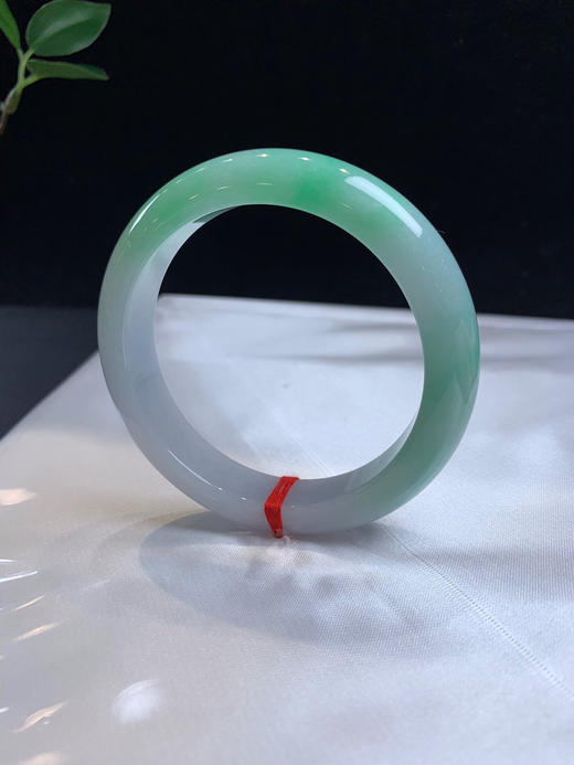 612702，55绿底正圈手镯，一半带绿底，颜色过渡非常自然，干净清新 商品图1
