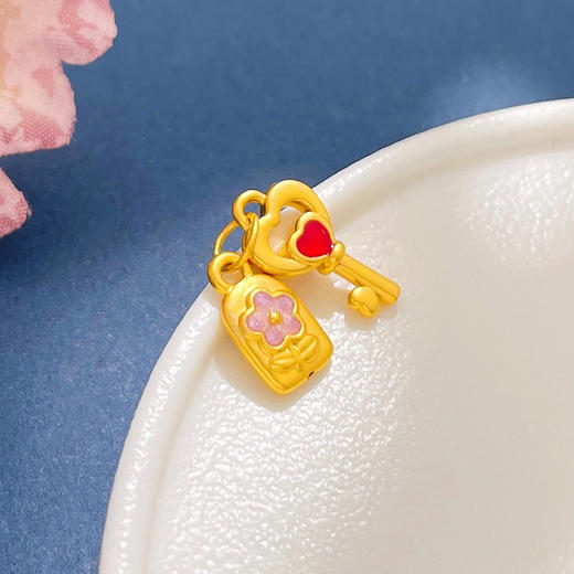 【限时7.5折】【定价黄金】足金 #微硬金 无氰5D微硬金低温珐琅空心爱心钥匙花牌手串挂件Diy手串配件(U5DSC00134)（预售产品下单后不退款不退货不换货不补差价） 商品图1