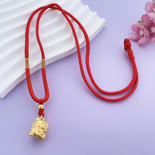 【限时7.5折】足金 #福袋 #生肖 #蛇年新品 3D硬金空心蛇年新品生肖戴帽招财福袋灵蛇宝宝编绳吊坠（含珠子）(AJ3DDZ00085)(预售产品下单后不退款不退货不换货不补差价 商品图3